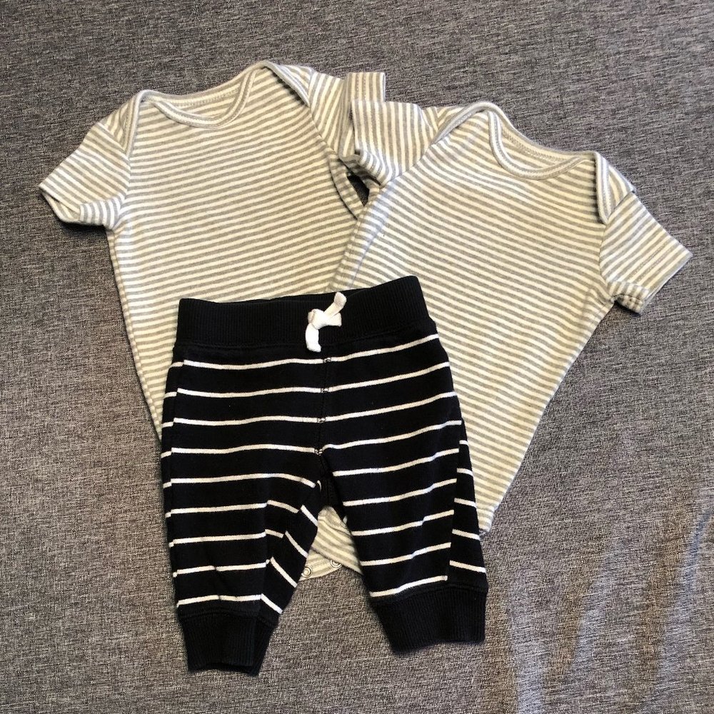 Bundle of 2 PRIMARY baby-suits and one CARTER’S pants with stripes - Size 0 - 3
